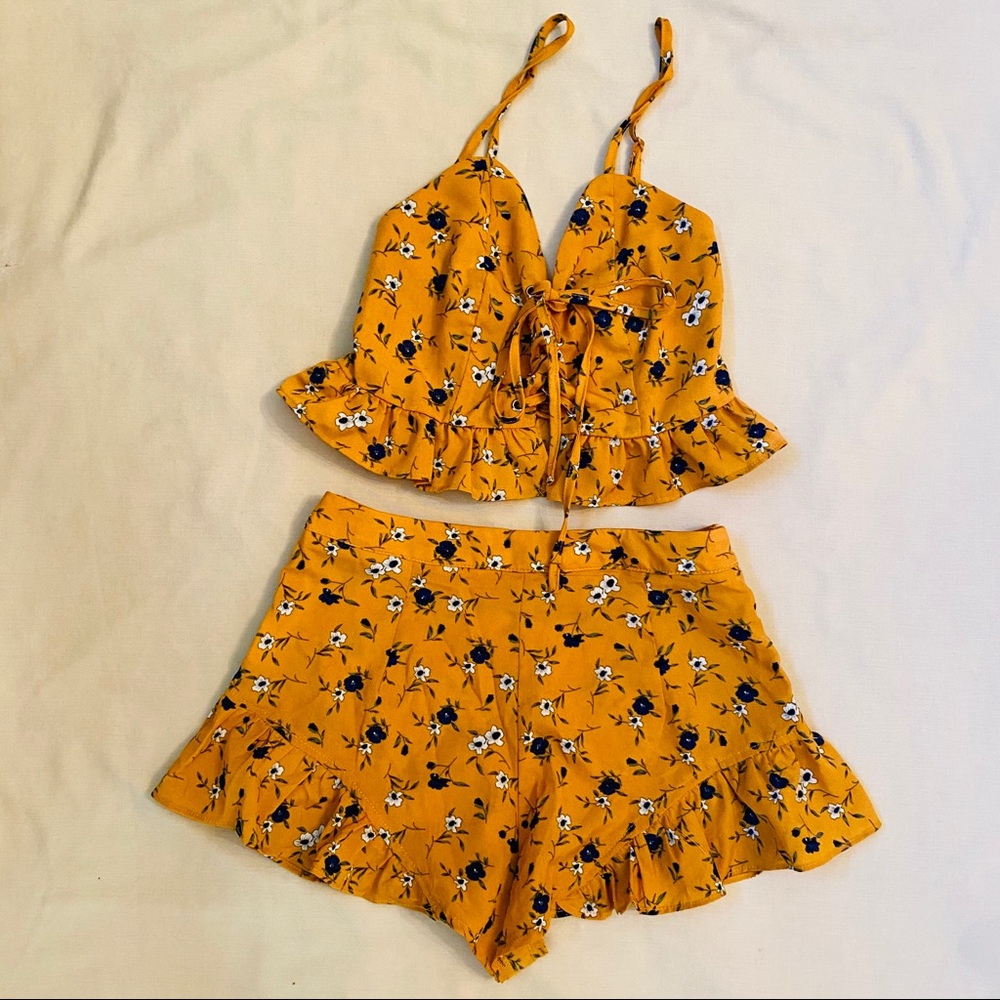 2 piece mustard floral crop and shorts set 🌸